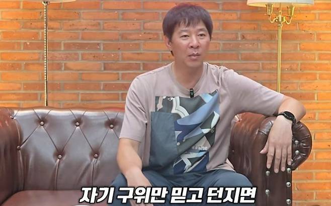 [서울=뉴시스]임창용은 팬들의 분석 요청에 답하며 정우영의 현재 상태를 조목조목 짚었다. 임창용은 "신체 조건도 너무 좋고 투구하는 밸런스나 이런 걸 봤을 때는 아무 문제가 없다"며 "제구가 안 되고 흔들리는 것은 다 심리적인 부분"이라고 설명했다.   사진 유튜브 채널 '창용불패-임창용' 영상 캡처 *재판매 및 DB 금지