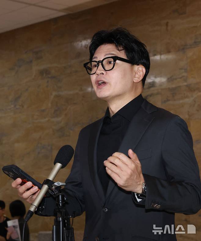 [서울=뉴시스] 김근수 기자 = 한동훈 무소속 의원이 8일 오전 서울 여의도 국회 본회의장 앞에서 김승원 법무장관 후보자 관련 브리핑을 하고 있다. 2026.09.08. ks@newsis.com