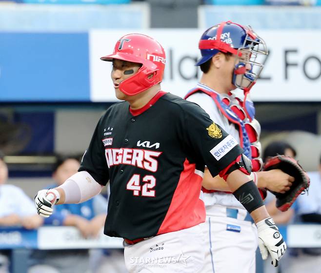 기아 김태군이 지난 7월 30일 대구삼성라이온즈파크에서 열린 2026KBO리그 삼성라이온즈와 기아타이거즈 경기 2회초 무사 2,3루에서 페덱을 상대로 좌월3점홈런을 터트린 후 홈인하고 있다. /사진=강영조 cameratalks@