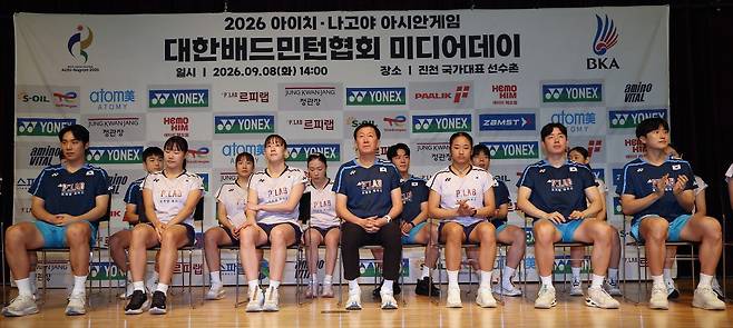 박주봉 감독이 이끄는 대한민국 배드민턴 대표팀은 8일 충북 진천 국가대표선수촌에서 열린 미디어데이에 참석해 오는 19일 개막하는 아이치·나고야 아시안게임을 앞둔 각오와 목표를 밝혔다. 이번 대회에서 대한배드민턴협회가 내건 목표는 금메달 3개, 은메달 1개, 동메달 2개다. 박주봉호는 여자단식 세계랭킹 1위 안세영과 남자복식 세계랭킹 1위 서승재-김원호 조 등을 앞세워 금메달 사냥에 나선다. 연합뉴스