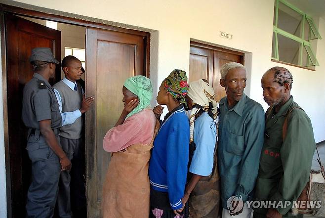 보츠와나 로바체 고등법원 밖에서 판결을 기다리는 현지 주민들. 사진은 기사와 관련없는 자료사진임. [EPA=연합뉴스 자료사진. 재판매 및 DB 금지]