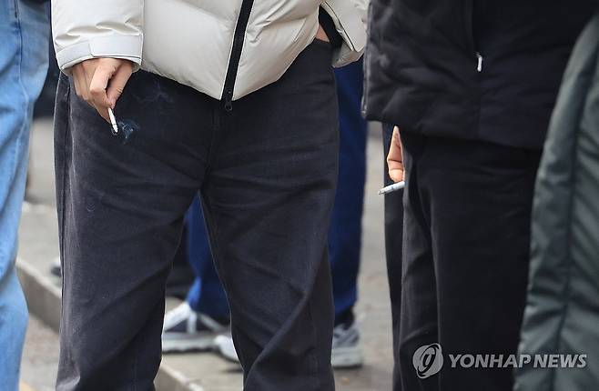 서울 시내 거리에서 흡연자들이 모여 담배를 피우는 모습 [연합뉴스 사진]