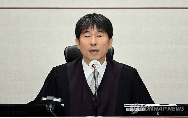 공수처, 지귀연 부장판사 청탁금지법 기소 (서울=연합뉴스) 고위공직자범죄수사처(공수처)는 4일 지귀연 서울북부지법 부장판사를 부정 청탁 및 금품 등 수수의 금지에 관한 법률 위반 혐의로 불구속기소 했다고 밝혔다.
    지 부장판사는 2023년 8월께 변호사 두 명으로부터 서울 강남구 청담동의 한 예약제 주점에서 409만원 상당의 술값을 결제하게 한 혐의를 받는다. 사진은 지난해 서울중앙지방법원 근무 당시 열린 윤석열 전 대통령 내란 우두머리 혐의 형사재판에서 발언하는 지 부장판사. 2026.9.4 [사진공동취재단.연합뉴스 자료사진] photo@yna.co.kr