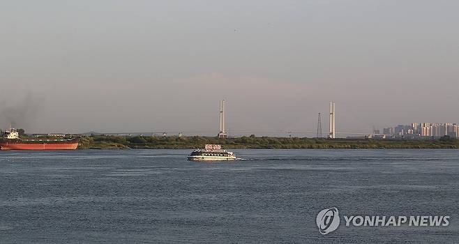 멀리서 바라본 신압록강 대교 (단둥=연합뉴스) 한종구 특파원 = 8일 오전 중국 랴오닝성 단둥과 북한 신의주를 연결하는 신압록강대교 모습. 2026.9.8. jkhan@yna.co.kr
