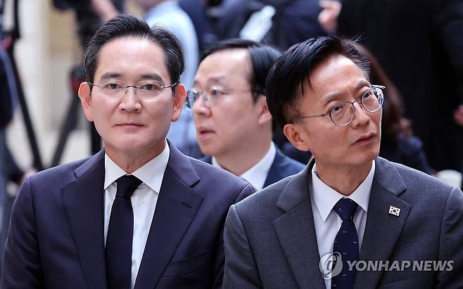 한-프랑스 협약식 참석한 이재용 삼성전자 회장 (파리=연합뉴스) 김도훈 기자 = 이재용 삼성전자 회장과 김용선 지식재산처장이  8일(현지시간) 프랑스 파리 엘리제궁에서 이재명 대통령과 에마뉘엘 마크롱 프랑스 대통령이 임석한 가운데 열린 한-프랑스 협약식에 참석해 있다. 2026.9.8 superdoo82@yna.co.kr