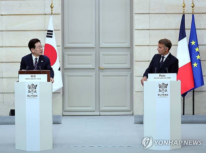 이재명 대통령, 한-프랑스 공동언론발표 (파리=연합뉴스) 김도훈 기자 = 이재명 대통령이 8일(현지시간) 프랑스 파리 엘리제궁에서 에마뉘엘 마크롱 프랑스 대통령과 공동언론발표를 하고 있다. 2026.9.8 superdoo82@yna.co.kr