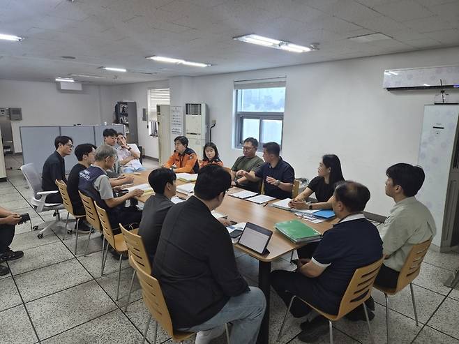 추석 명절 대비 다중이용시설 합동점검 참여 기관 관계자들이 한자리에 모여 의견을 나눈다. 사진=고양시청