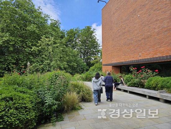 ▲ 정신적인 치유가 필요한 사람들을 위해 조성·활용하고 있는 휘트워스 갤러리의 정원. 미술관의 예술활동과 자연환경을 함께 활용해 시민들의 웰빙을 돕고 있다.