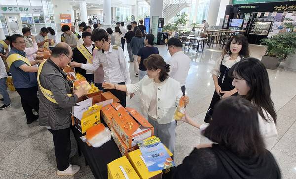 한국후계농업경영인제주도연합회가 충청지역 일대에서 제주 농·특산물을 홍보하고 있다.<한국후계농업경영인제주도연합회 제공>