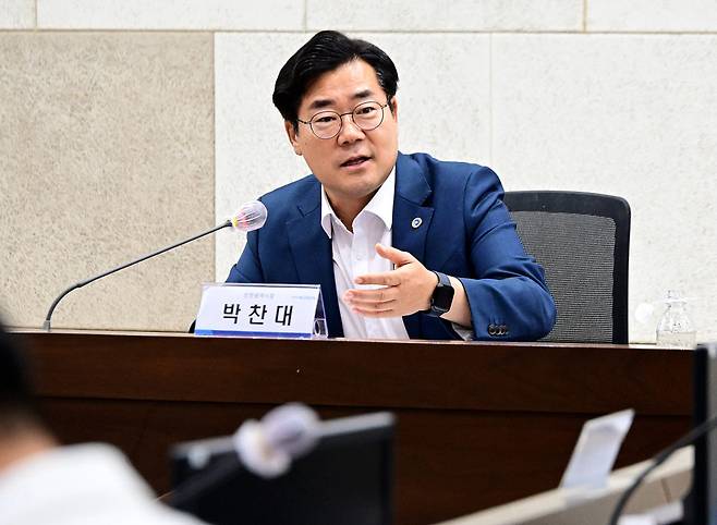 박찬대 인천시장이 7월30일 시청 영상회의실에서 열린 AI 커넥티드 모빌리티 TF 점검회의에서 추진상황을 점검하고 있다. (사진 = 인천시 제공)