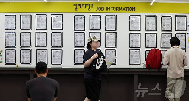 서울 마포구 서울서부고용복지플러스센터를 찾은 구직자들이 일자리정보 게시판을 살펴보고 있다. ⓒ 뉴스1 김진환 기자
