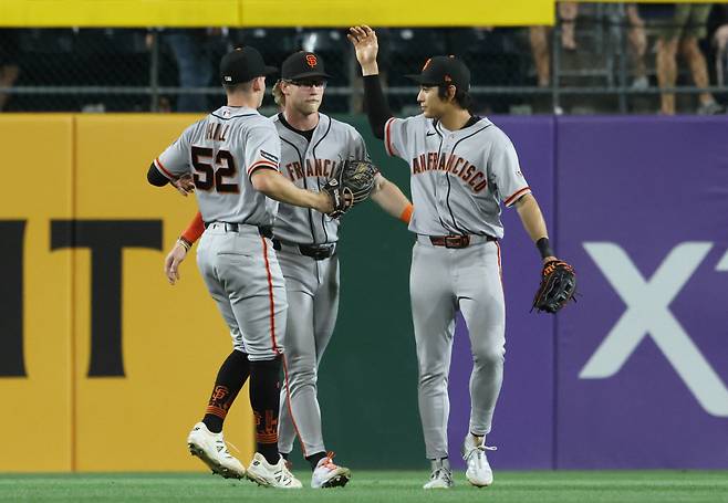 Sep 2, 2026; Pittsburgh, Pennsylvania, USA;  San Francisco Giants left fielder Turner Hill (52) and center fielder Jonah Cox (middle) and right fielder Jung Hoo Lee (right) celebrate in the outfield after defeating the Pittsburgh Pirates in ten innings at PNC Park.  Mandatory Credit: Charles LeClaire-Imagn Images







<저작권자(c) 연합뉴스, 무단 전재-재배포, AI 학습 및 활용 금지>