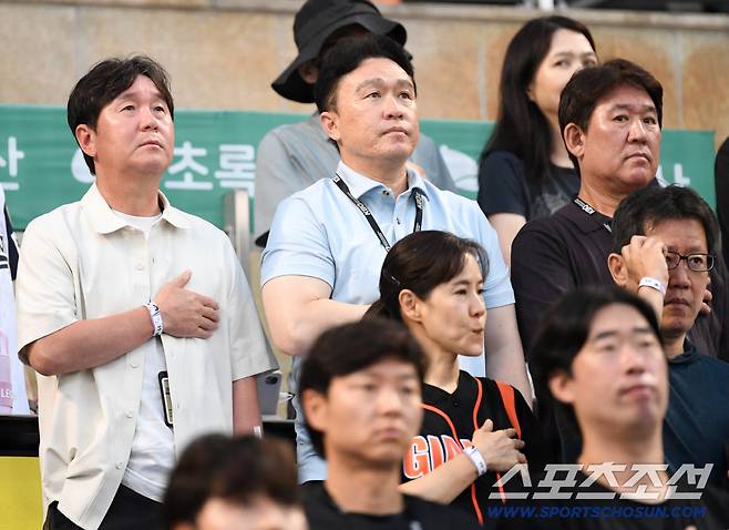 2일 잠실구장에서 열린 두산과 롯데의 경기. 류지현 대표팀 감독, 이동욱 코치, 조계현 위원장이 국민의례를 하고 있다. 잠실=박재만 기자 pjm@sportschosun.com/2026.07.02/