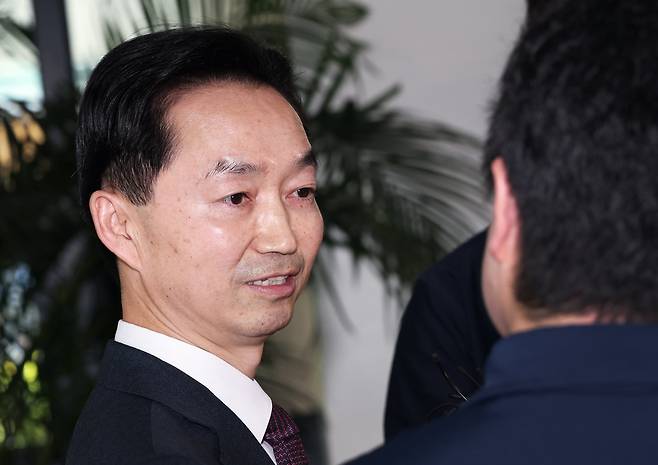 김지용 중대범죄수사청장 후보자가 8일 오후 서울 종로구 정부서울청사 창성동 별관에 마련된 인사청문회 준비단 사무실로 첫 출근하며 취재진과 대화하고 있다. 2026.9.8 뉴스1