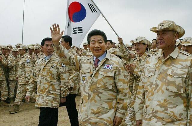 2004년 12월8일 노무현 당시 대통령이 프랑스 공식 방문 일정을 마치고 귀국길에 이라크 평화재건 임무를 수행하는 자이툰부대를 전격 방문해 장병들의 환영을 받고 있다. 청와대사진기자단