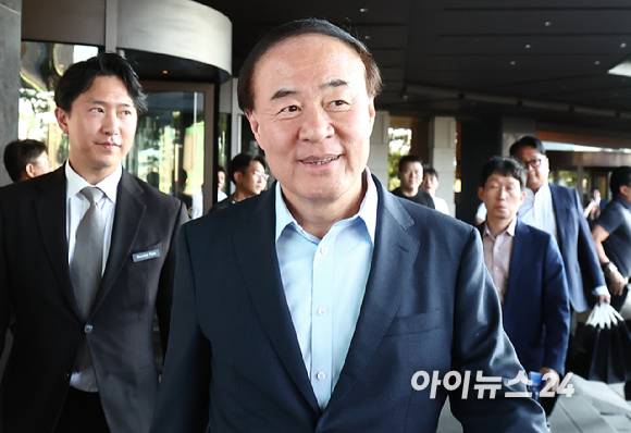 전영현 삼성전자 대표이사 겸 디바이스솔루션(DS) 부문장(부회장)이 지난 6월8일 서울 중구 신라호텔에서 젠슨 황 엔비디아 최고경영자(CEO)와 면담을 하기 위해 이동하고 있다.[사진=정소희 기자]