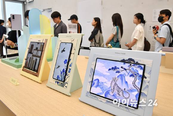 삼성 강남에 전시된 (왼쪽부터) 갤럭시 Z 폴드8 울트라, Z 플립8, Z 폴드8 제품[사진=곽영래 기자]