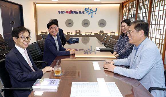 조지훈 전주시장이 지역 AI 기업들과 소통간담회를 갖고 있다. [사진=전주시 ]
