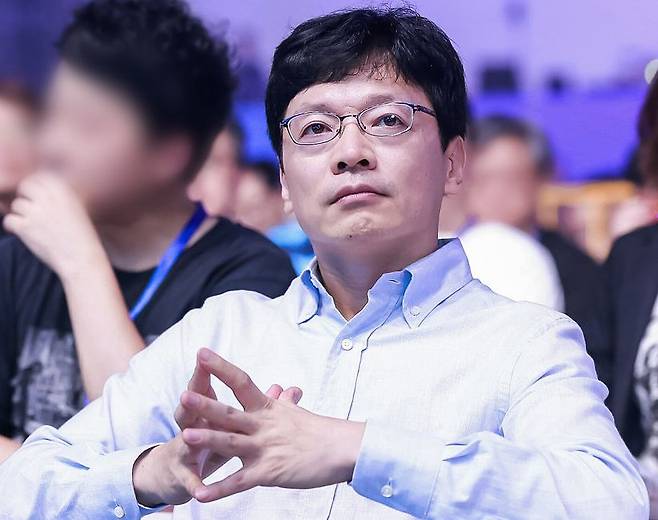 서울가정법원 가사합의3부(부장판사 정동혁)는 9일 게임 회사 '스마일게이트' 창업자 권혁빈 최고비전제시책임자(CVO)의 아내 이 모 씨가 낸 이혼 청구를 인용했다.  권 CVO는 재산분할로 스마일게이트 주식과 현금을 포함해 총 2조 5500억 원 상당을 지급해야 한다. 뉴스1