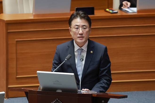 이진수 법무부 장관 직무대행이 9일 국회에서 열린 정치 분야 대정부질문에서 더불어민주당 전용기 의원 질문에 답하고 있다. 연합뉴스