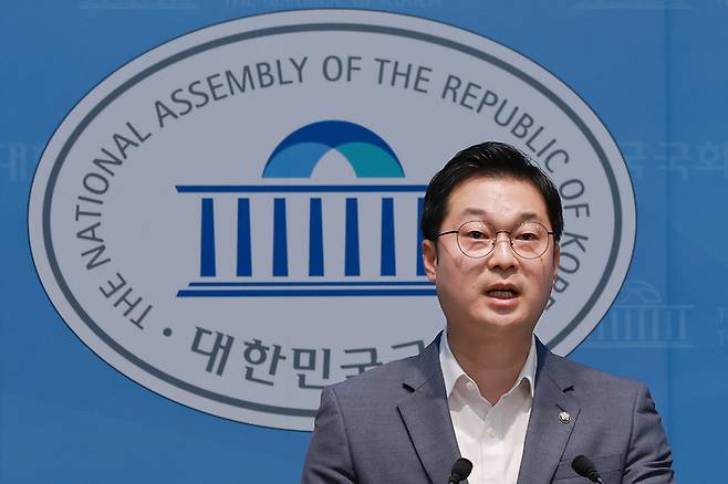 김동아 더불어민주당 의원이 지난 6일 국회 소통관에서 김승원 법무부 장관 후보자와 관련해 무소속 한동훈 의원이 김 후보자의 비공개 수사 기록을 불법으로 넘겨 받았다며 한 의원 등을 고발하는 기자회견을 하고 있다. [연합뉴스]