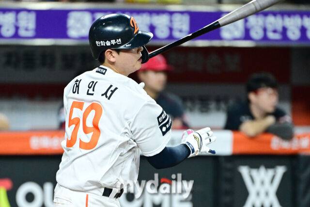 18일 대전 한화생명 볼파크 야구장에서 열린 '2026 신한 SOL KBO리그' KIA 타이거즈와 한화 이글스 경기. 한화 허인서가 8회말 무사 1루에 안타를 치고 있다./마이데일리