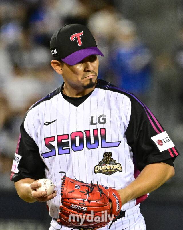 2026년 9월 4일 오후 서울 잠실구장에서 열린 '2026 신한 SOL KBO리그' 삼성 라이온즈와 LG 트윈스의 경기. LG 선발투수 카라스코가 4회초 2실점 한 뒤 아쉬워하고 있다./마이데일리