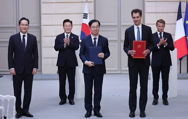 왼쪽부터 이재용 삼성전자 회장, 이재명 대통령, 이종명 삼성전자 부사장, 아르튀르 멘쉬  미스트랄AI 최고경영자, 에마뉘엘 마크롱 프랑스 대통령이 8일(현지시간) 프랑스 파리 엘리제궁에서 투자협약식에서 기념촬영을 하고 있다.  [연합]