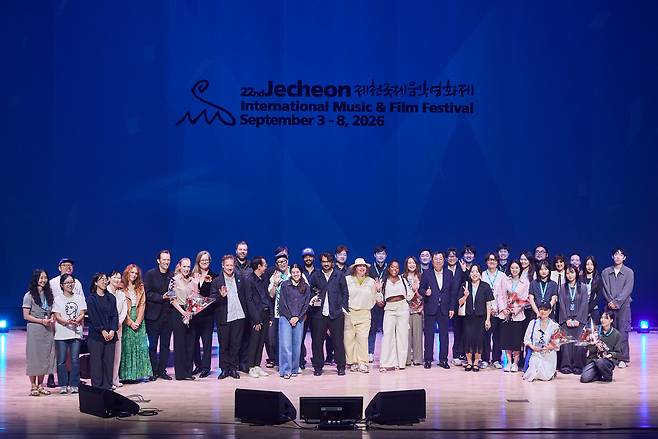 제22회 제천국제음악영화제 폐막식 무대에 함께한 경쟁 부문 수상자·후보자 및 시상자 [제천국제음악영화제]