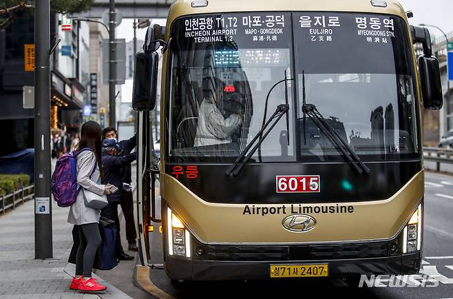 [서울=뉴시스] 공항버스. 2023,03,23,