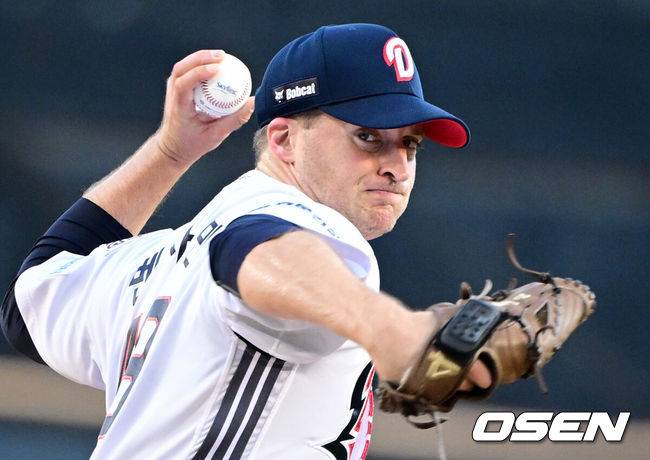 [OSEN=잠실, 조은정 기자]12일 서울 잠실야구장에서 2026 신한 SOL KBO리그 두산 베어스와 한화 이글스의 경기가 열렸다.이날 두산은 벤자민, 한화는 화이트를 선발로 내세웠다. 1회초 두산 벤자민이 역투하고 있다. 2026.08.12 /cej@osen.co.kr