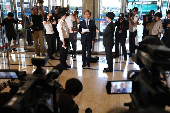 김승원 법무부 장관 후보자가 7일 오전 서울 종로구 적선현대빌딩에 마련된 인사청문회 준비사무실로 출근하며 신약 승인 청탁 의혹 등과 관련한 취재진의 질문에 답하고 있다. 뉴스1