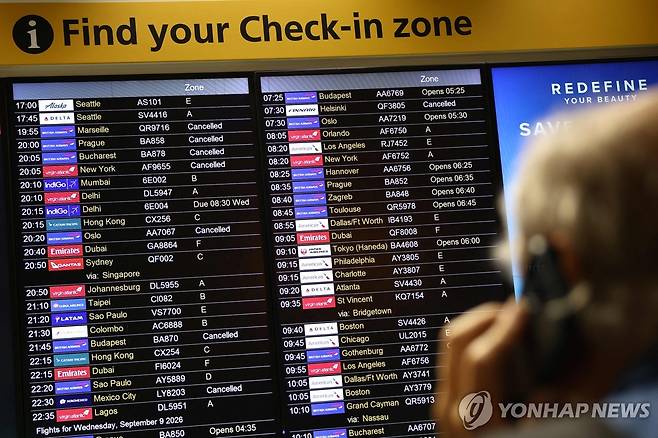 대규모 결항·지연 안내하는 런던 히스로 공항 안내판 [AFP=연합뉴스. 재판매 및 DB 금지]