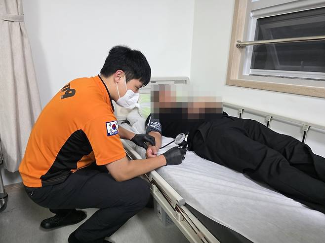 주취자 혈압 체크하는 소방대원 [촬영 이준영]
