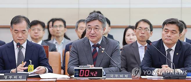 법사위 전체회의서 답변하는 윤호중 행안장관 (서울=연합뉴스) 신현우 기자 = 윤호중 행정안전부 장관이 9일 국회 법제사법위원회 전체회의에서 법사위원 질의에 답하고 있다. 윤 장관 왼쪽은 경찰청장 직무대행인 김종철 경찰청 차장. 2026.9.9 nowwego@yna.co.kr