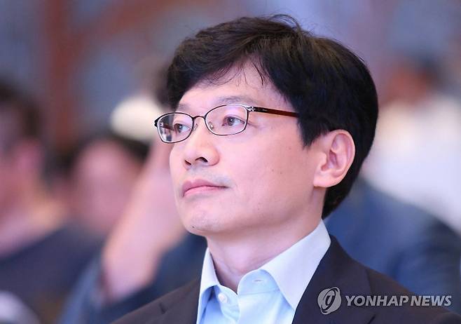법원 "스마일게이트 권혁빈 이혼"…재산분할 2조5천억원 (서울=연합뉴스) 국내 게임사 스마일게이트 창업자인 권혁빈 최고비전제시책임자(CVO) 겸 희망스튜디오 이사장의 이혼이 성립한다는 판결이 나왔다. 재판부는 권 이사장이 배우자에게 스마일게이트 주식 35%를 포함해 총 2조5천500억원 상당 재산을 분할할 것을 명했다.
    이는 국내 이혼·재산분할 소송 재산분할금 역대 최고액을 경신하는 수준이다.
    서울가정법원 가사합의3부는 9일 배우자 이씨가 권 이사장을 상대로 낸 이혼 청구를 인용하며 "피고(권 이사장)가 원고(이씨)에게 재산분할로 스마일게이트 주식 35% 현물과 현금 650억원을 지급하라"고 판결했다. 2026.9.9 photo@yna.co.kr