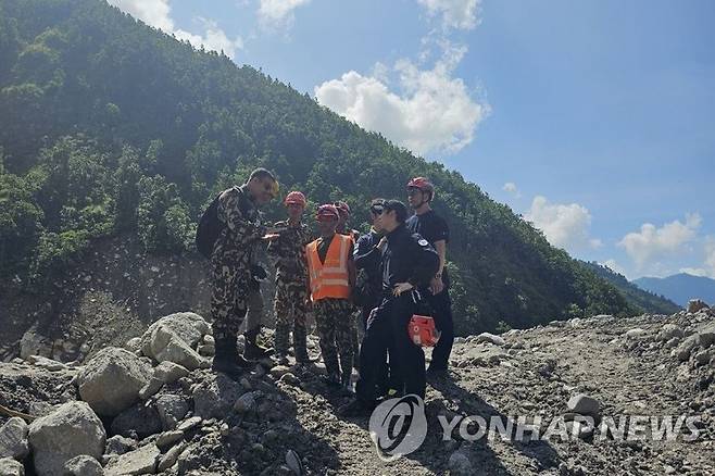 수색 이어가는 한국해외긴급구호대 지난 8일 한국해외긴급구호대(KDRT) 대원들이 네팔 라수와 지역의 어퍼트리슐리-1(UT-1)과 파워하우스 일대에서 네팔군과 수색 작전 협의를 하는 모습. 2026.9.9 [한국해외긴급구호대(KDRT) 제공. 재판매 및 DB 금지]