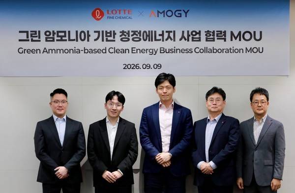 (왼쪽부터)강석원 아모지 이사, 우성훈 대표, 신우열 롯데지주 미래성장실장, 정승원 롯데정밀화학 대표, 황석민 암모니아사업부문장. 사진=롯데정밀화학