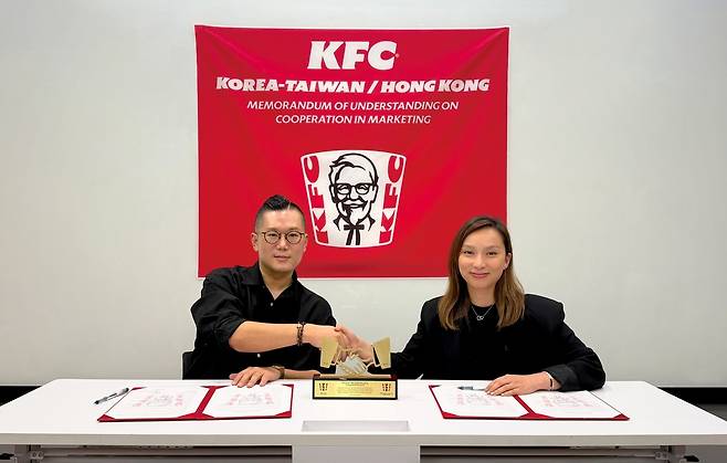 (왼쪽)신호상 KFC 코리아 대표와 카렌 첸 KFC 대만·홍콩 대표이사가 MOU 체결 후 기념 촬영을 하고 있다.(KFC 코리아 제공)