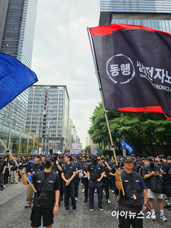 지난 8월 21일 삼성전자 동행노조가 삼성전자 서초사옥 주변에서 집회를 열고 가두행진을 하고 있다. [사진=황세웅 기자]