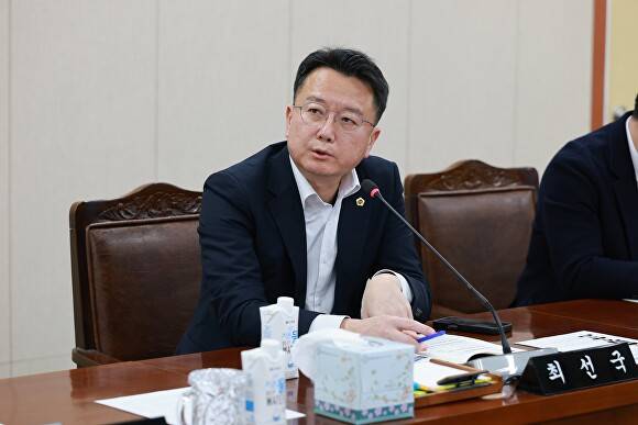 최선국 전남광주통합특별시의원이 2026년 지방채 발행 한도액 초과 발행계획에 대해 질의하고 있다. [사진=전남광주통합특별시의회]