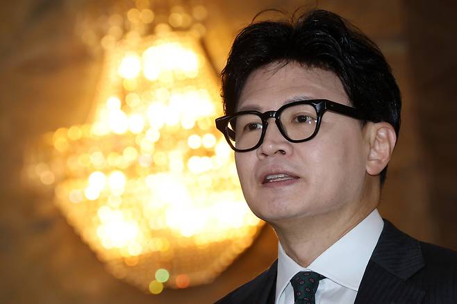 무소속 한동훈 의원이 10일 국회 본청 로텐더홀에서 취재진의 질의에 답변하고 있다.  연합뉴스