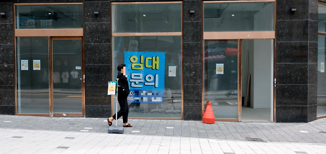 코로나19 여파로 빚을 여전히 갚지 못하는 소상공인을 위해 금융당국이 부담절감 방안을 추진한다. 사진은 서울 마포구의 한 상권에 폐업상점들이 즐비한 가운데 점포 임대를 구하는 표지가 붙어 있는 모습. [김호영 기자]