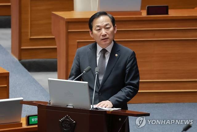 이두희 국방부 차관이 10일 국회에서 열린 제439차 정기회 6차 본회의 외교ㆍ통일ㆍ안보 분야 대정부질문에서 더불어민주당 이광재 의원 질문에 답하고 있다. 연합뉴스