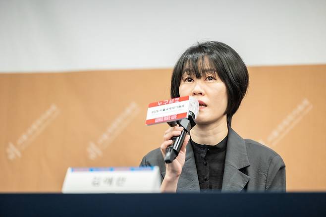 ‘2026 서울국제작가축제’에 참가하는 김애란 작가가 10일 서울 중구 한국프레스센터에서 열린 기자간담회에서 발언하고 있다. [한국문학번역원 제공]