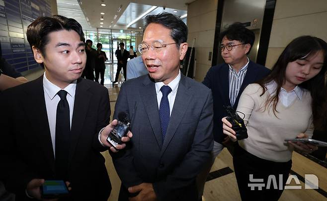 [서울=뉴시스] 이영환 기자 = 김승원 법무부 장관 후보자가 10일 오전 서울 종로구에 마련된 인사청문회 준비사무실로 출근하고 있다. 2026.09.10. 20hwan@newsis.com