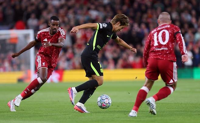 이강인(가운데)이 10일(한국시간) 영국 리버풀의 안필드에서 열린 유럽축구연맹(UEFA) 챔피언스리그(UCL) 리그 페이즈 1차전 도중 드리블을 시도하고 있다. /사진=아틀레티코 마드리드 공식 사회관계망서비스(SNS)