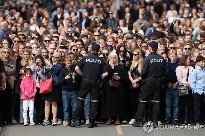 9일 오슬로에서 열린 운구 행렬에서 하랄 5세에게 작별 인사를 하는 노르웨이 시민들 [AFP 연합뉴스 자료사진. 재판매 및 DB 금지]