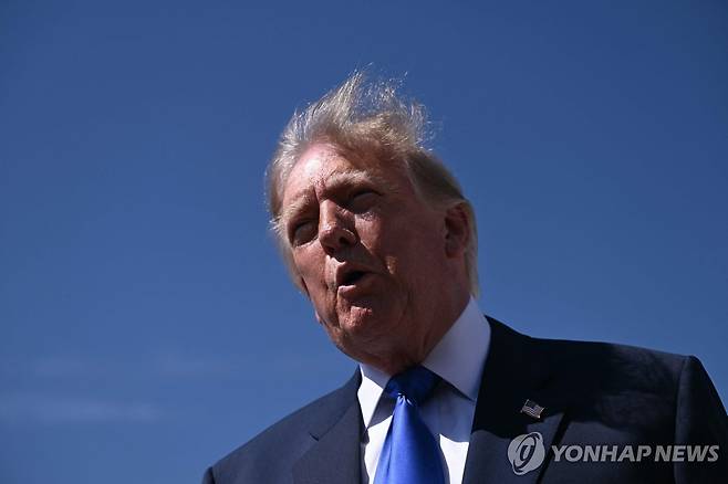 도널드 트럼프 미국 대통령 도널드 트럼프 미국 대통령이 9일(현지시간) 워싱턴DC 인근 앤드루스 합동기지에서 공화당 중간선거 전당대회가 열리는 텍사스주 댈러스로 출발하기 전 취재진과 인터뷰하고 있다. [AFP=연합뉴스. 재판매 및 DB 금지]
