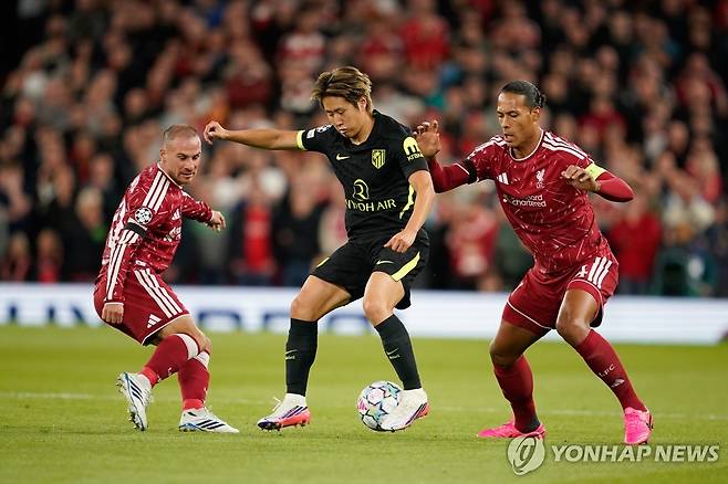 볼을 다투는 이강인 [AP=연합뉴스. 재판매 및 DB 금지]